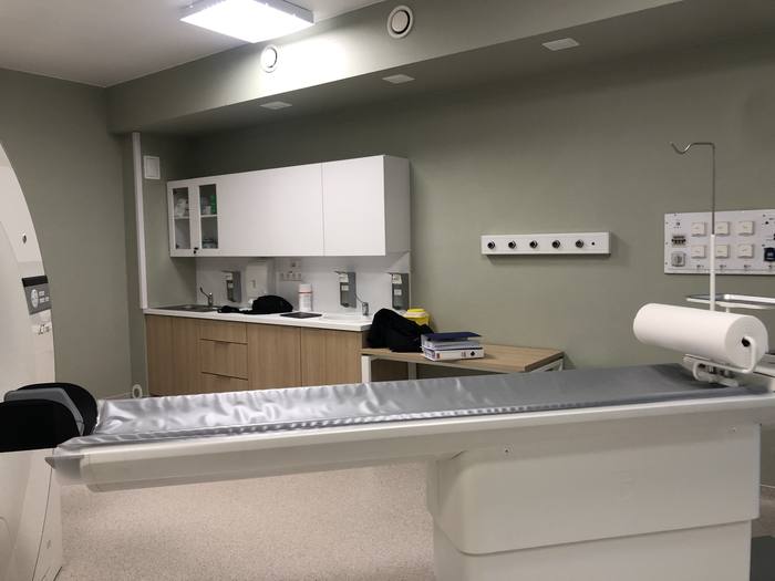 Cabinets, a washbasin and a recovery couch in the preparation room.