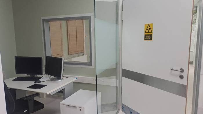 The preparation room with a double washbasin and wall units.